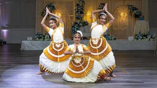 Mohiniyattam classical dance performance arranged for a destination wedding in Kerala by Melodia Event Management