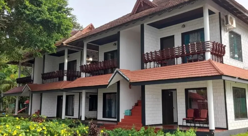 Doves Goldfieldd Lake Resort in Kumarakom