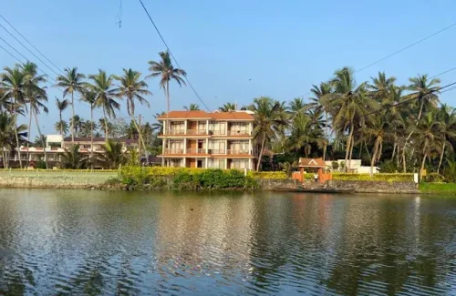 Destination wedding veneus Lake and Beach Ayurvedic Resort in Kumarakam For Wedding