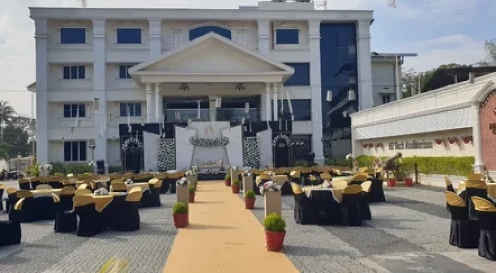 Hitech Auditorium in Pirayiri, Palakkad outdoor for wedding