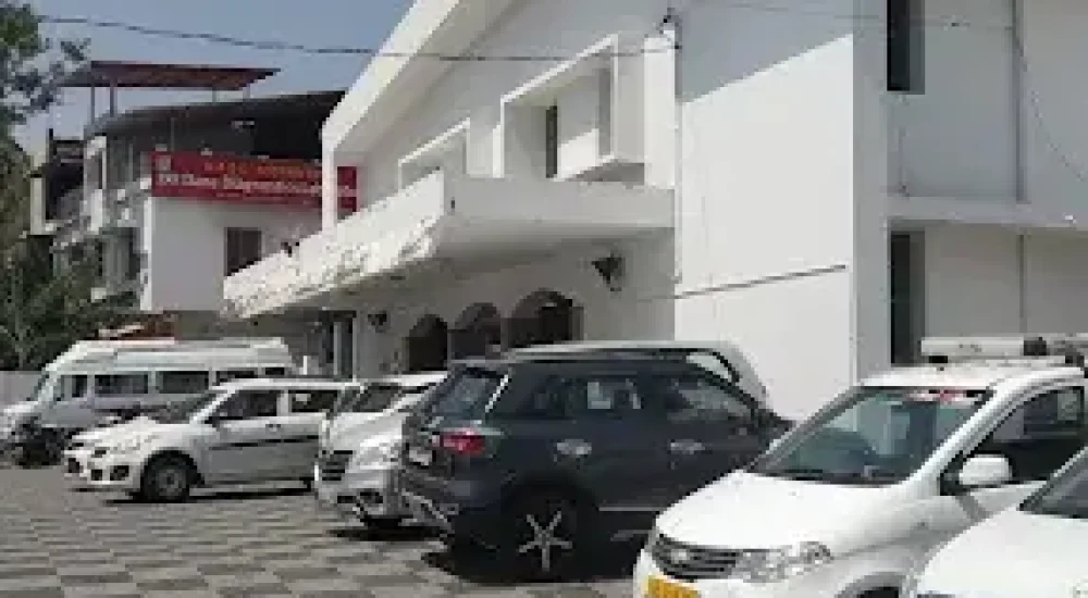 Exterior view of Shadi Mahal on Court Road, Palakkad, showing the entrance and the dedicated parking area for cars.