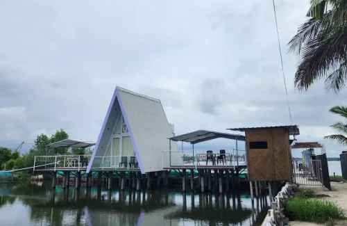On-site AC rooms and guest accommodation at Kumbalangi Blue Waves